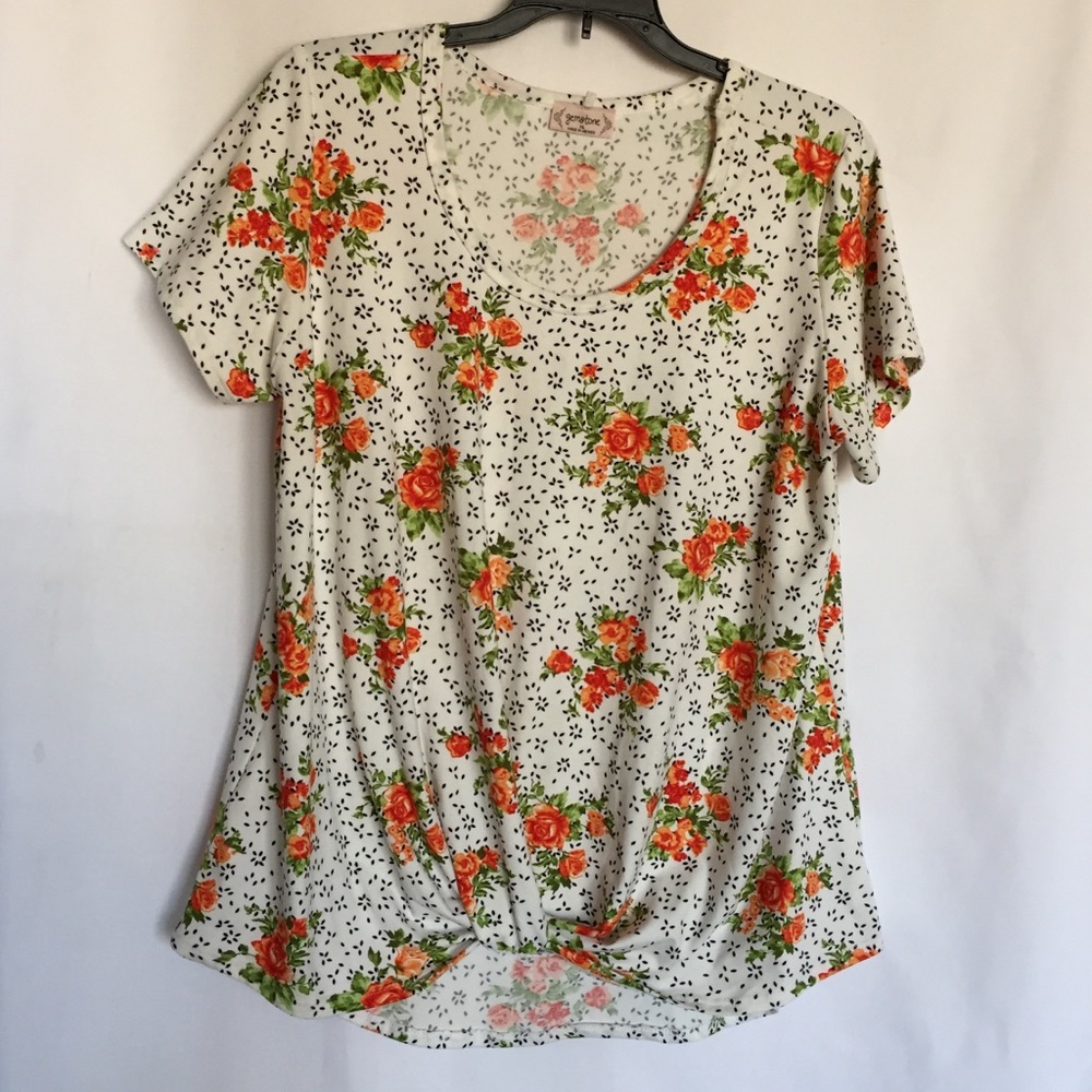NWOT 🌺 Women’s 💐Floral 💐 Twist Front Top